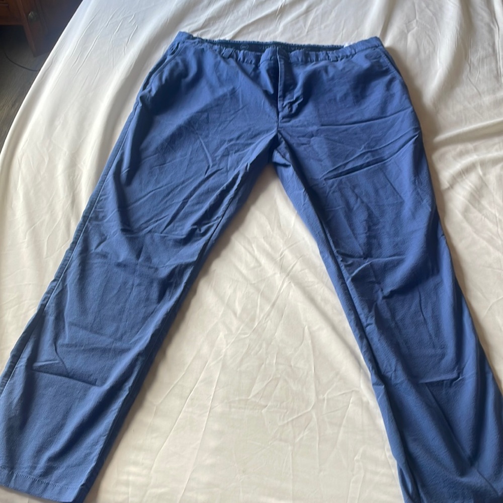 Vineyard Vines seersucker on the go pants, 5 pockets.